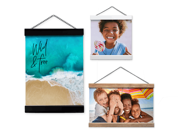 Vrijstaande foto van verschillende posterhangers met zomerse foto's