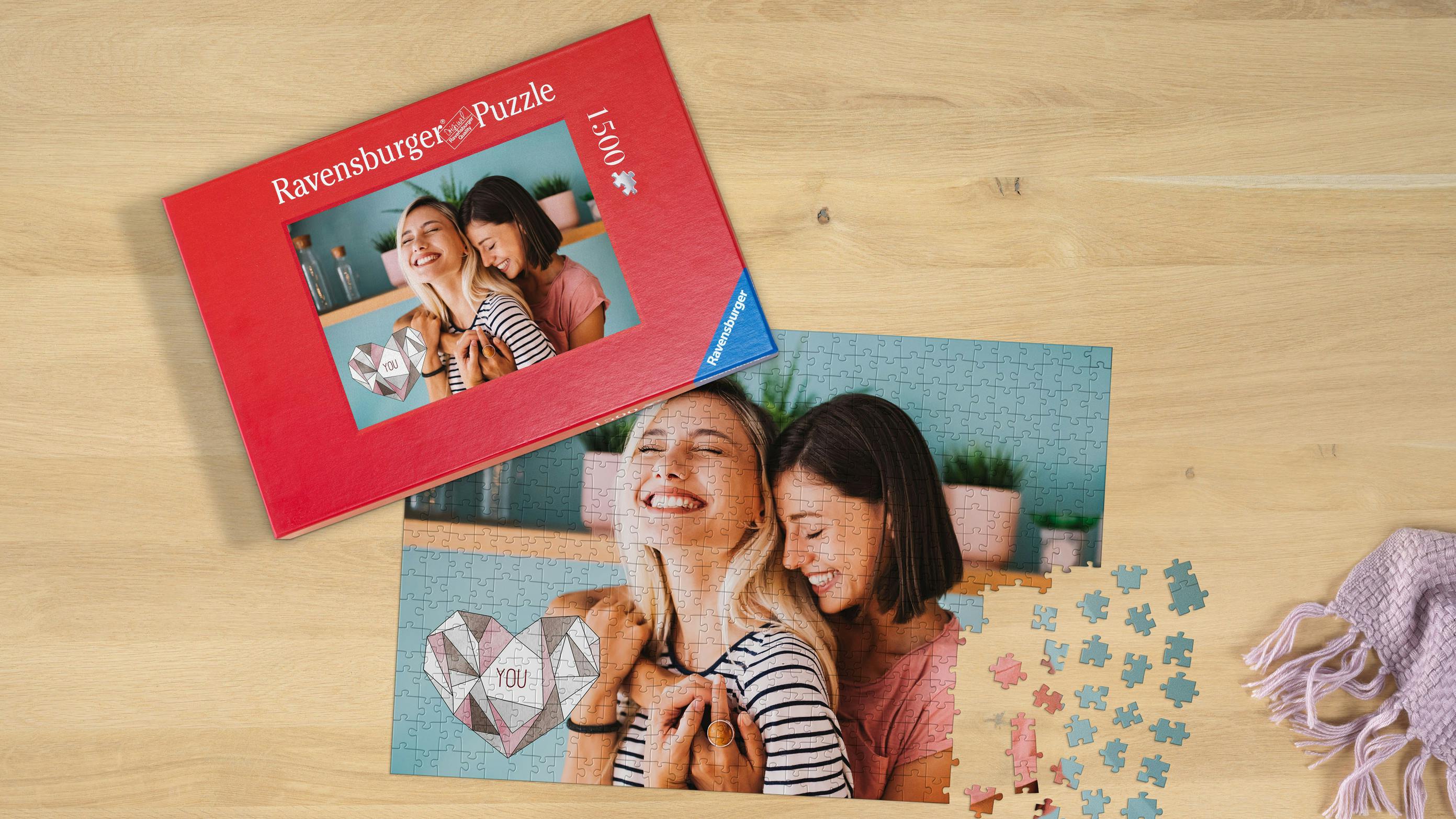 Puzzle personalizado Ravensburger con fotos de 1.500 piezas con dos chicas que ríen y un diseño moderno