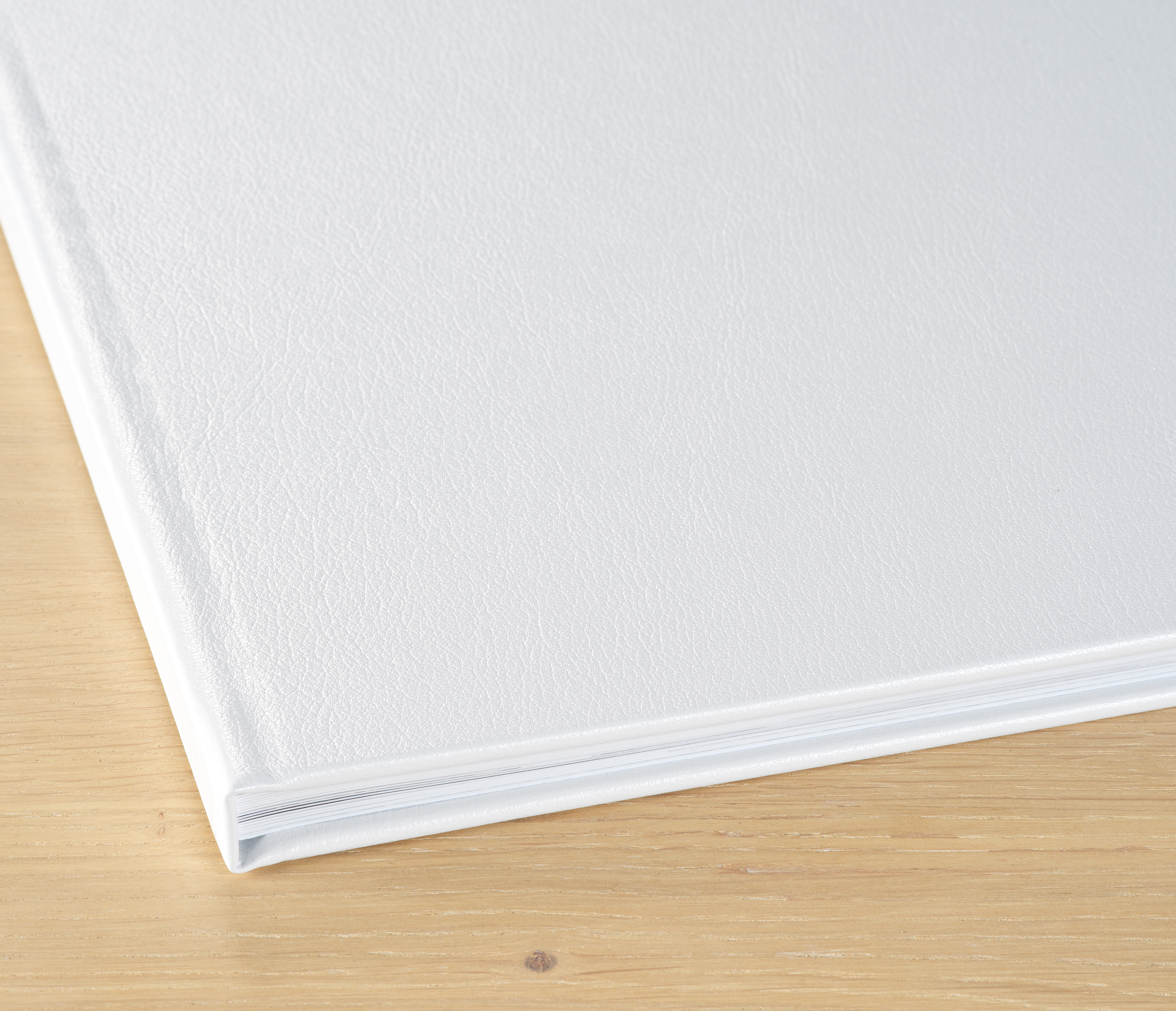 Pixum Fotobuch mit Ledereinband in weiß