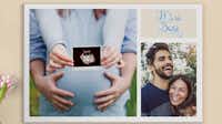 Wanddeco zwangerschap Een collage met een echofoto van een zwangerschap, een lachend stel, en de tekst "It's a boy" hangt boven een dressoir met een vaas bloemen.