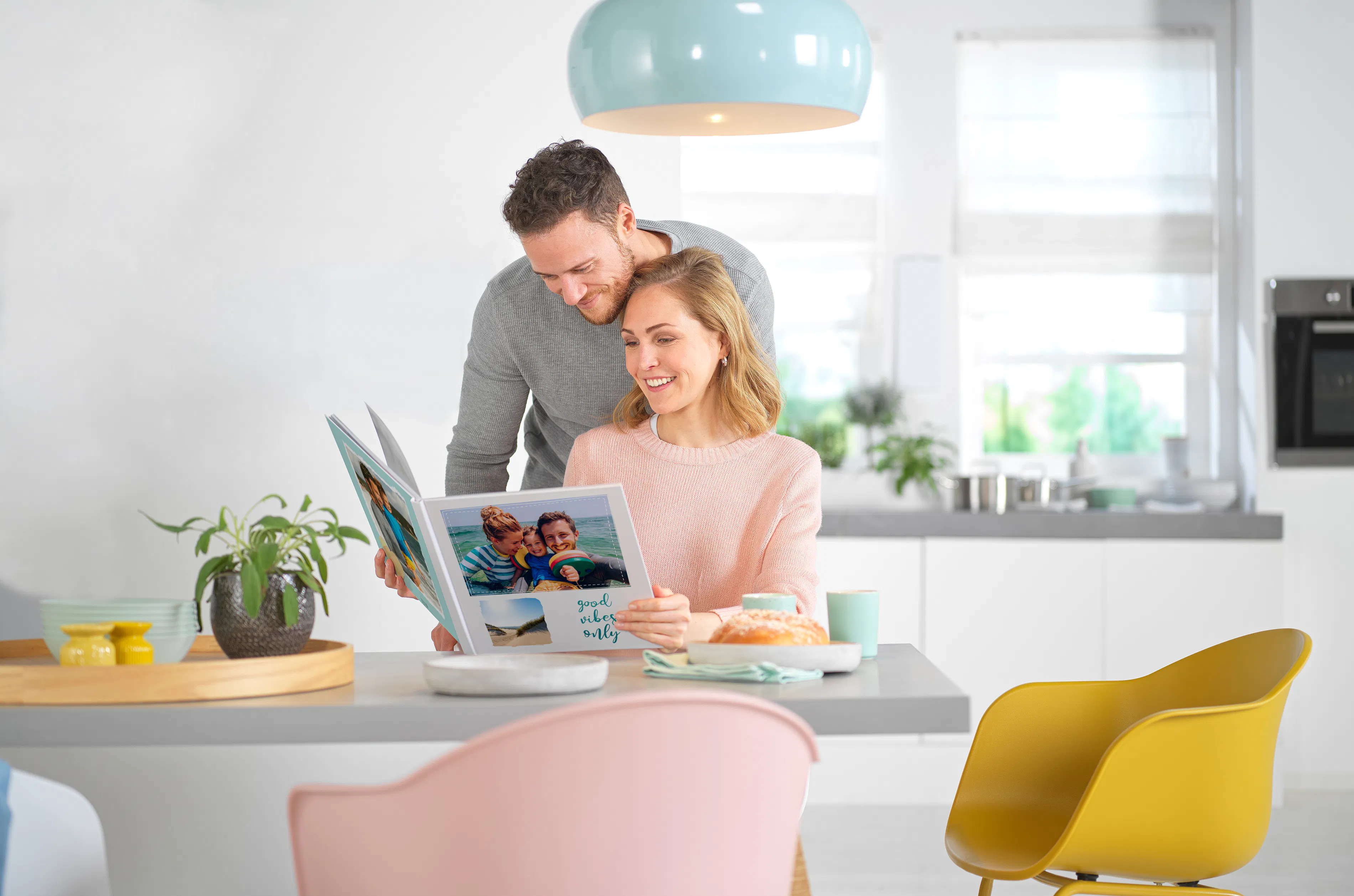 Pärchen mit einem augeklappten Pixum Fotobuch Pärchen mit einem augeklappten Pixum Fotobuch