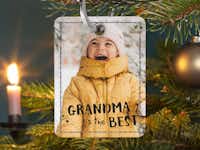 Schlüsselanhänger als Weihnachtsbaumschmuck Schlüsselanhänger mit einem kleinen Mädchen und der Aufschrift "Grandma is the Best" am Weihnachtsbaum