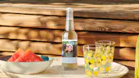 Limonadenflasche mit einem personalisierten Etikett Limonadenflasche mit einem personalisierten Etikett