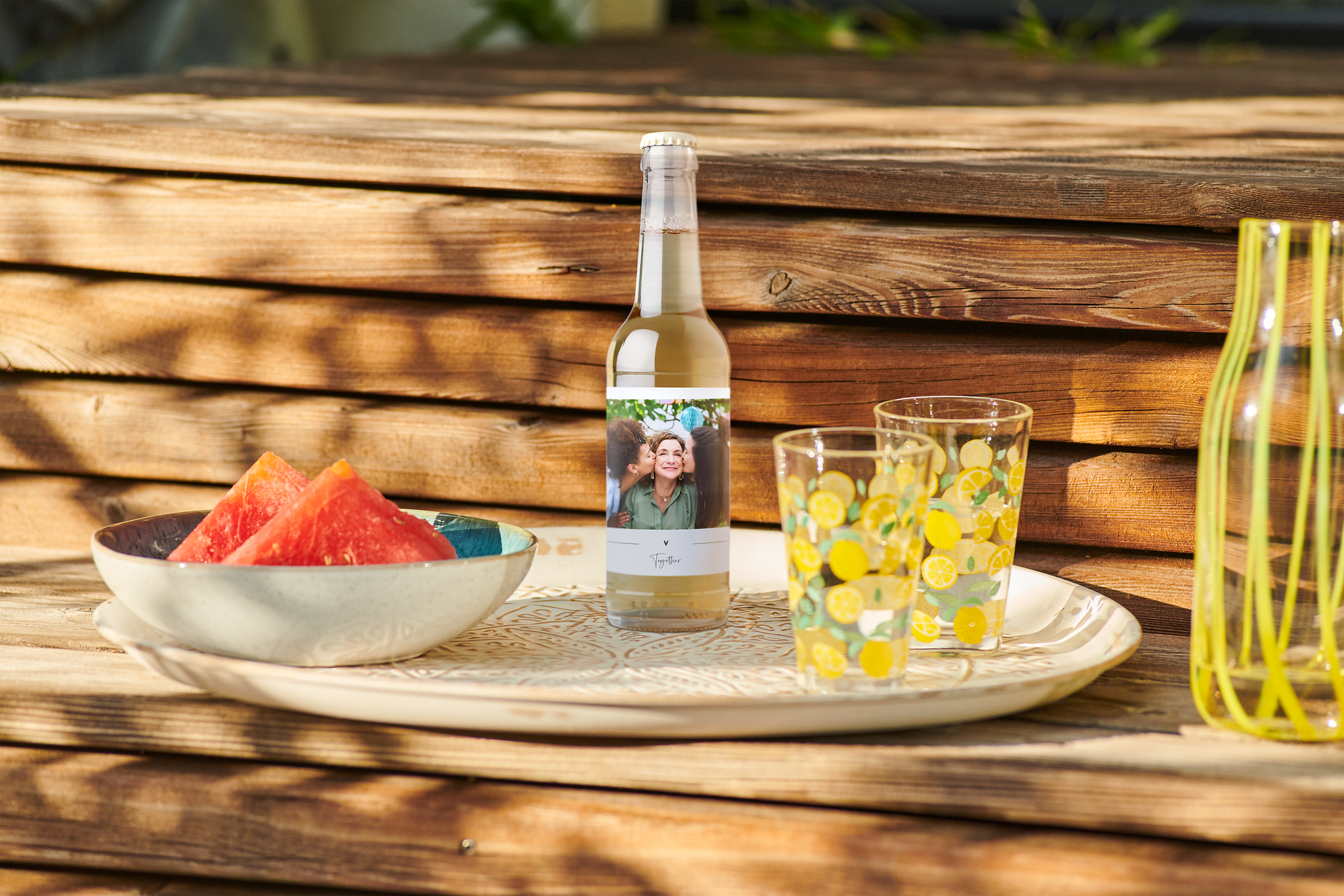 Bottiglia con etichetta personalizzata sopra ad un tavolo apparecchiato