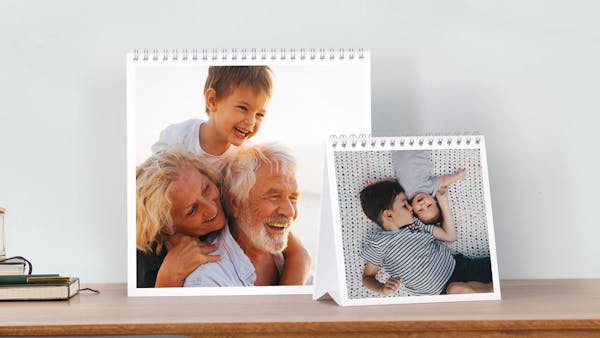 Fotoflip maken Twee fotoflips in verschillende formaten staan op een bureau.