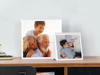 Foto-Aufsteller auf einem Schreibtisch Foto-Aufsteller in verschiedenen Größen auf einem Schreibtisch