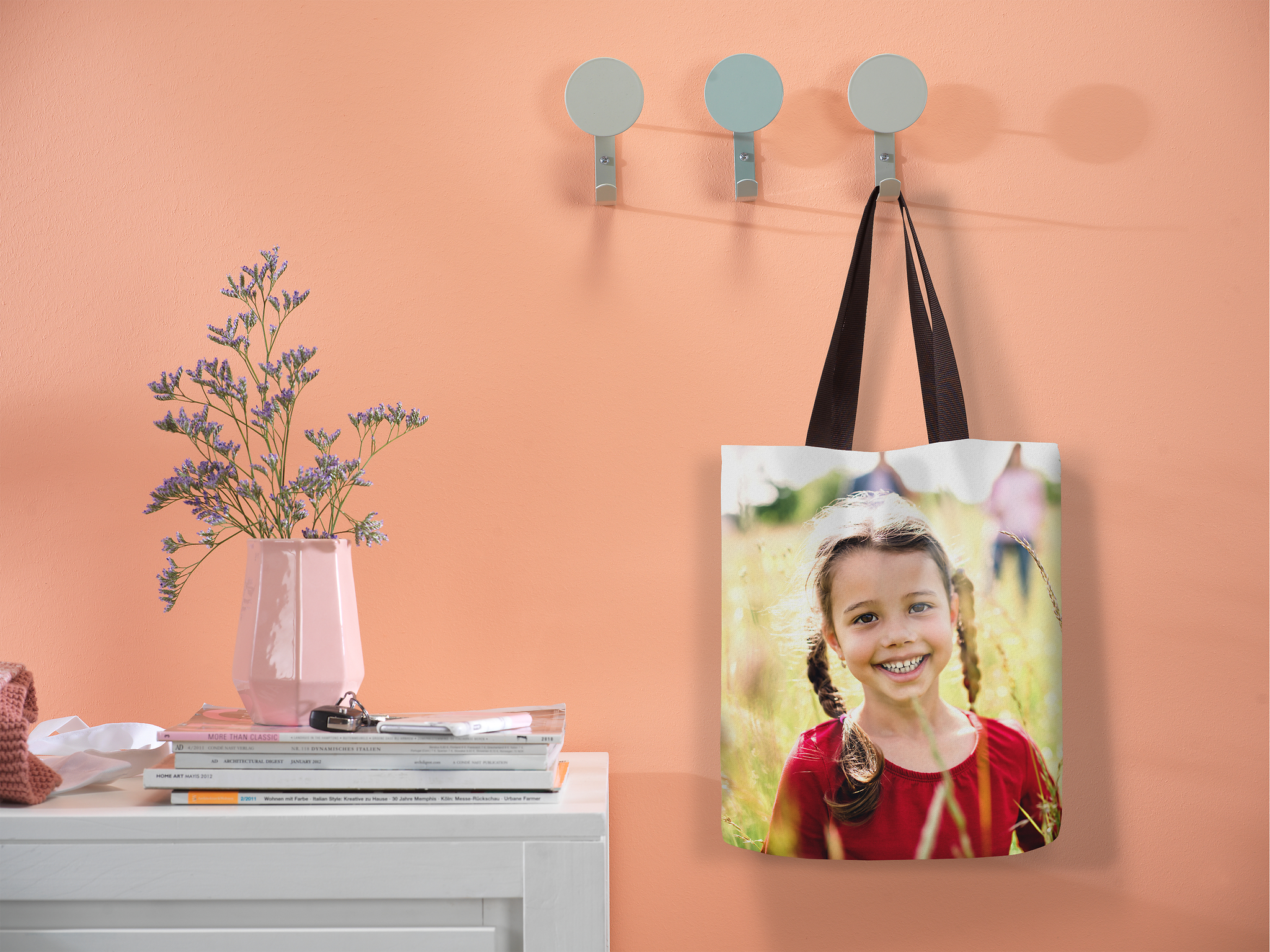 Fotodraagtas met een foto van een klein kind aan een muurhaak