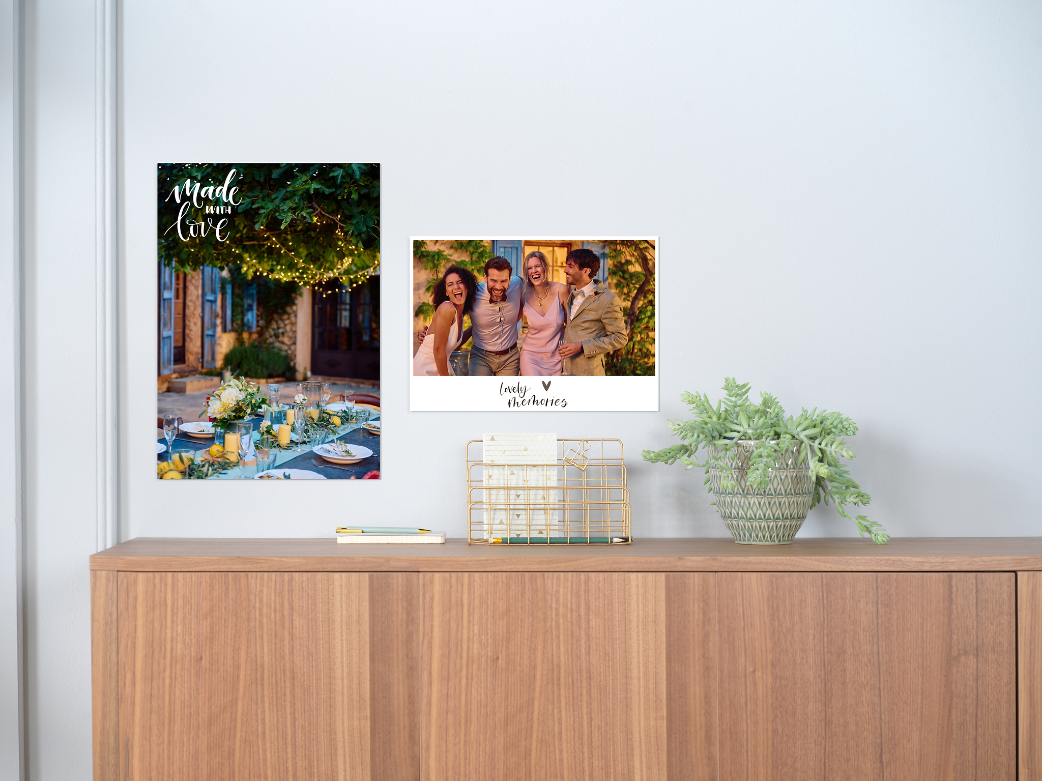 En una pared, encima de una cómoda, hay dos pósters con fotos y texto. En los pósters se ven fotos de boda.