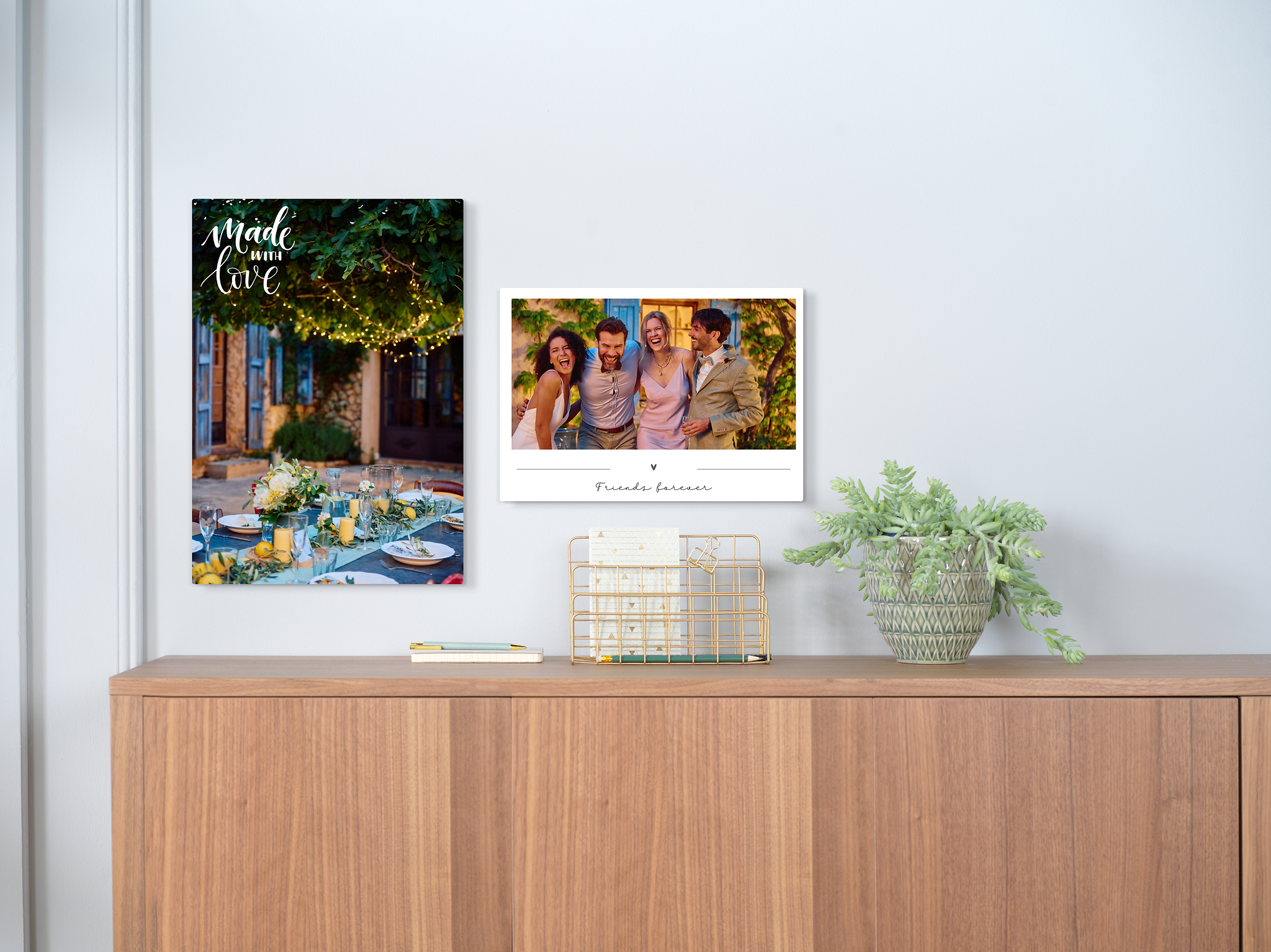 An einer Wand über einer Kommode hängen zwei Fotoposter mit Text. Auf den Postern sind Hochzeitsfotos zu sehen.