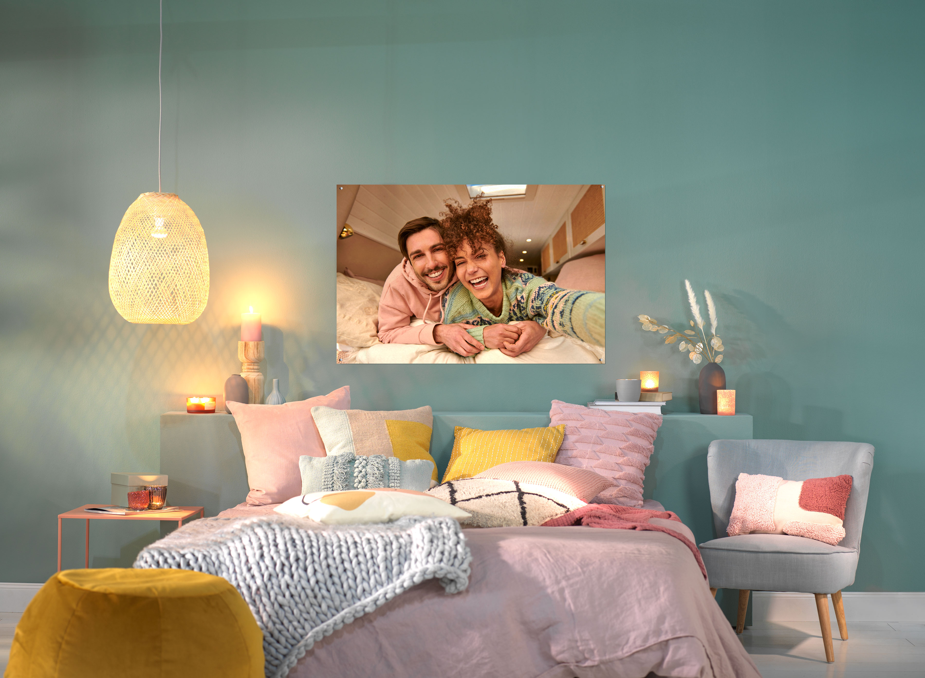 Poster photo grand format avec une photo de couple sur un mur vert 