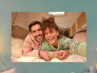 Póster personalizado Póster personalizado colgado sobre una pared verde con la foto de una pareja