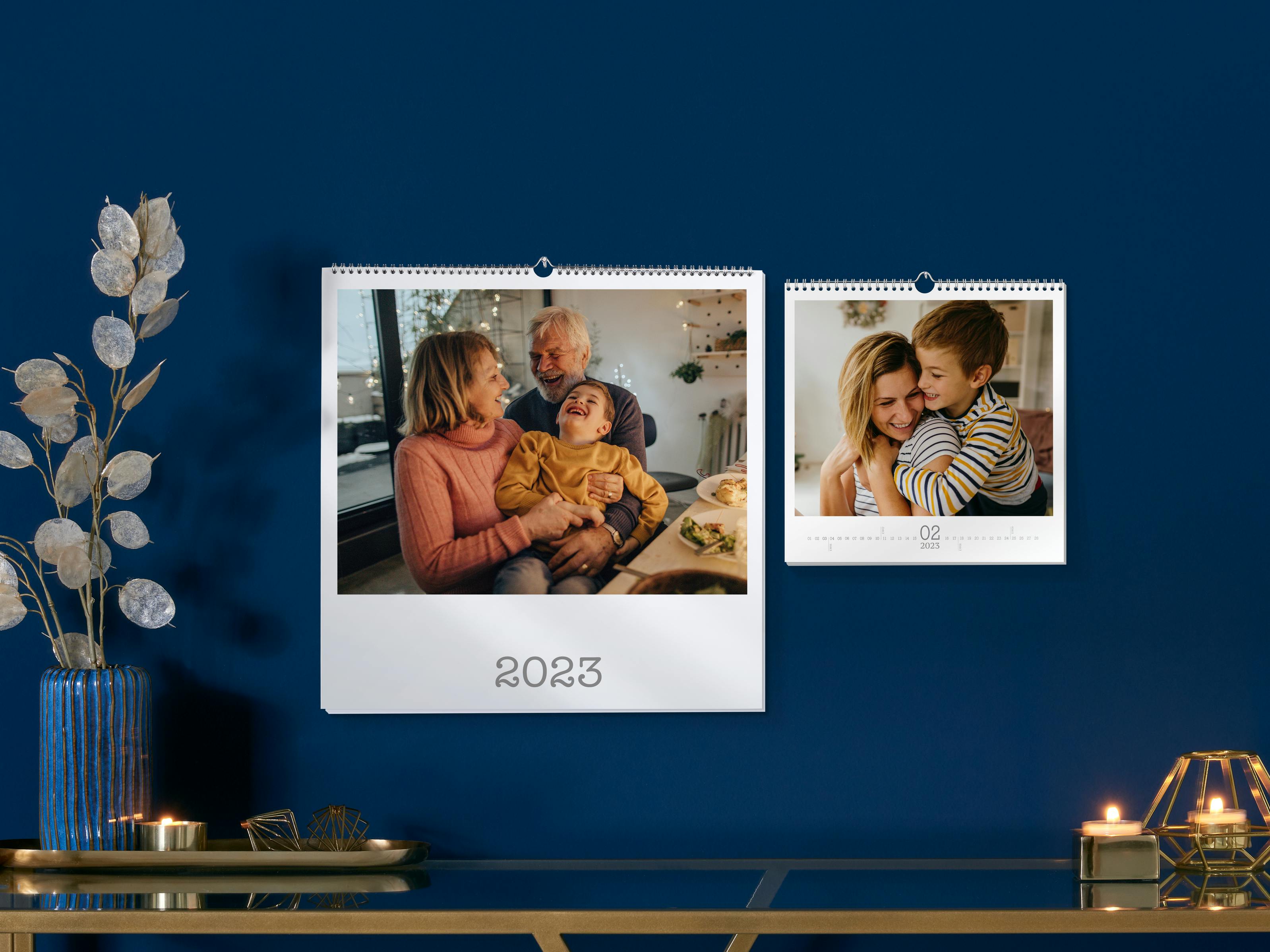 Deux calendriers photo muraux avec des photos de famille