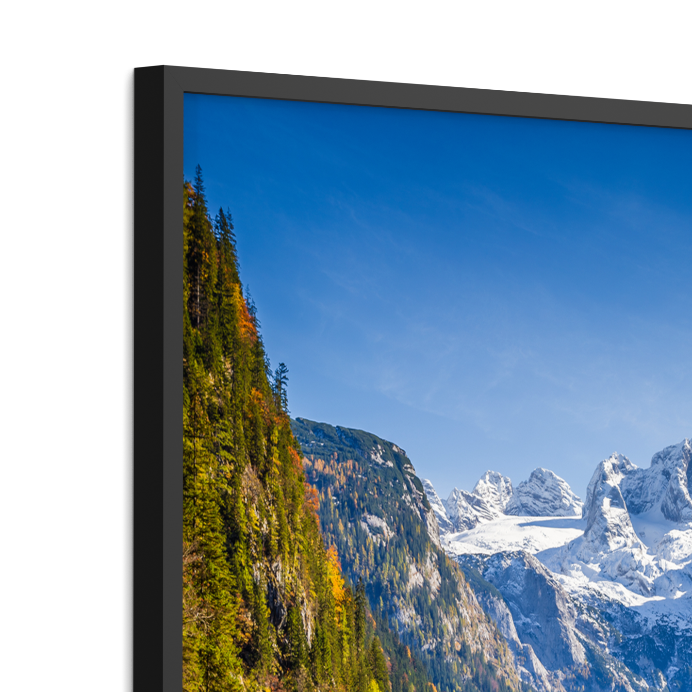 Detailaufnahme eines Bildes im Metallrahmen mit Alpenmotiv