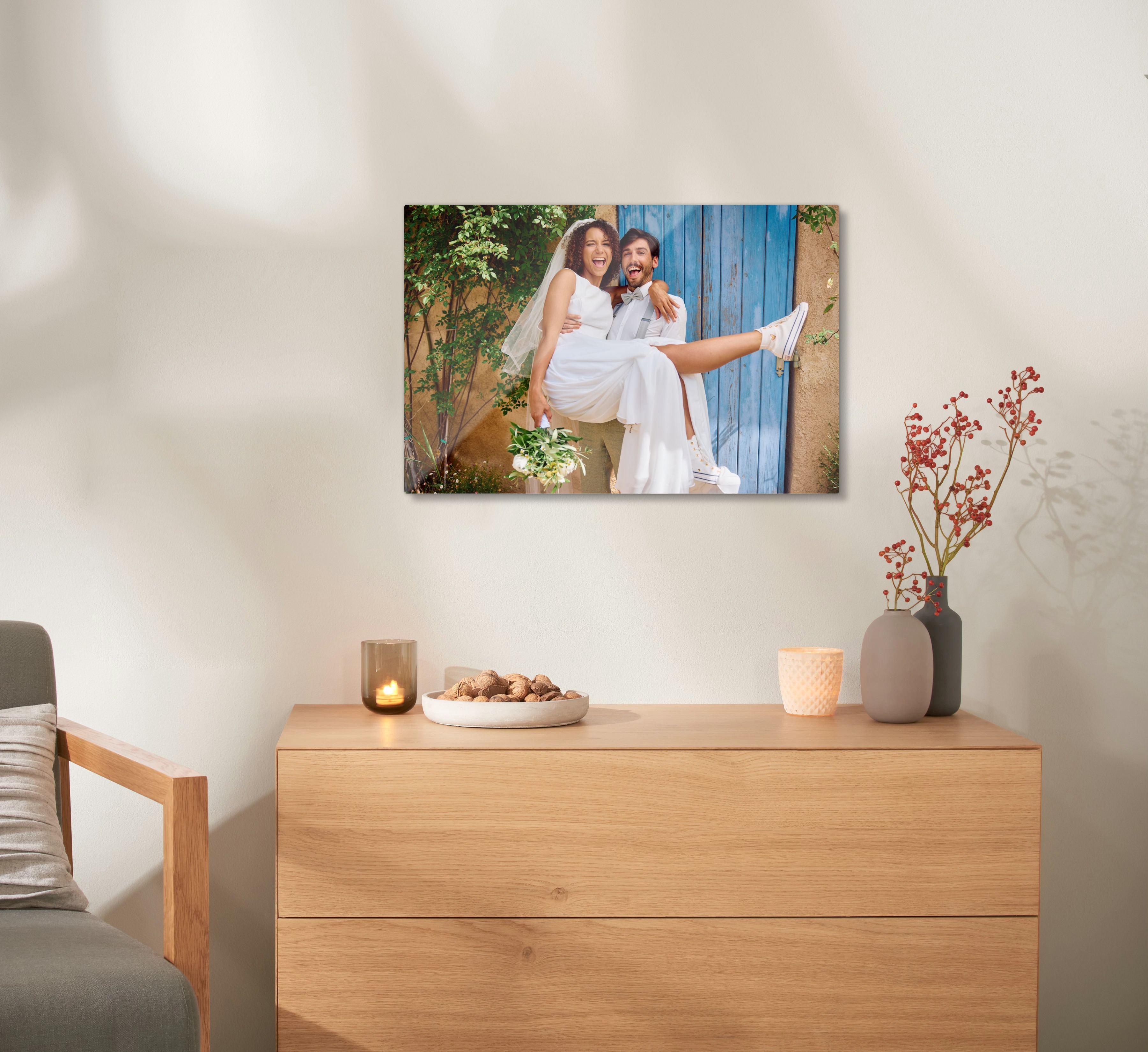 Pixum Galleryprint met een huwelijksfoto hangt aan de muur boven een kast.