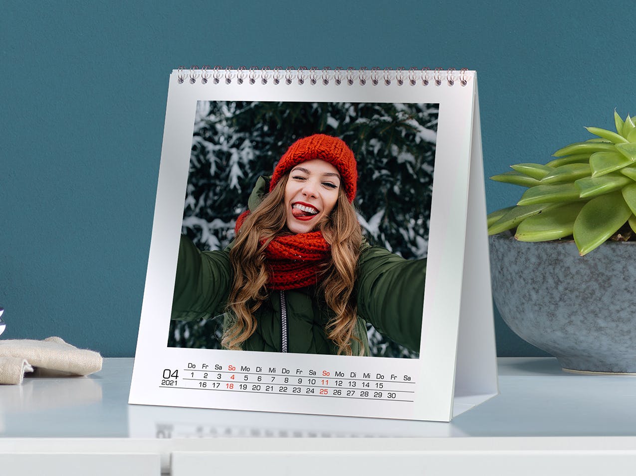 Stor bordkalender med foto af en pige i sneen