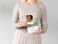 Pedir calendario de Adviento personalizado estilo retro Calendario de Adviento fotográfico en forma de tarjetas impresas sotenidas por unas manos