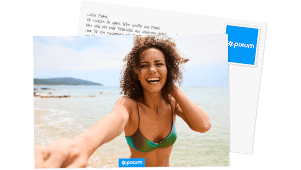 Pixum Postkarte mit einem Foto einer Frau am Strand