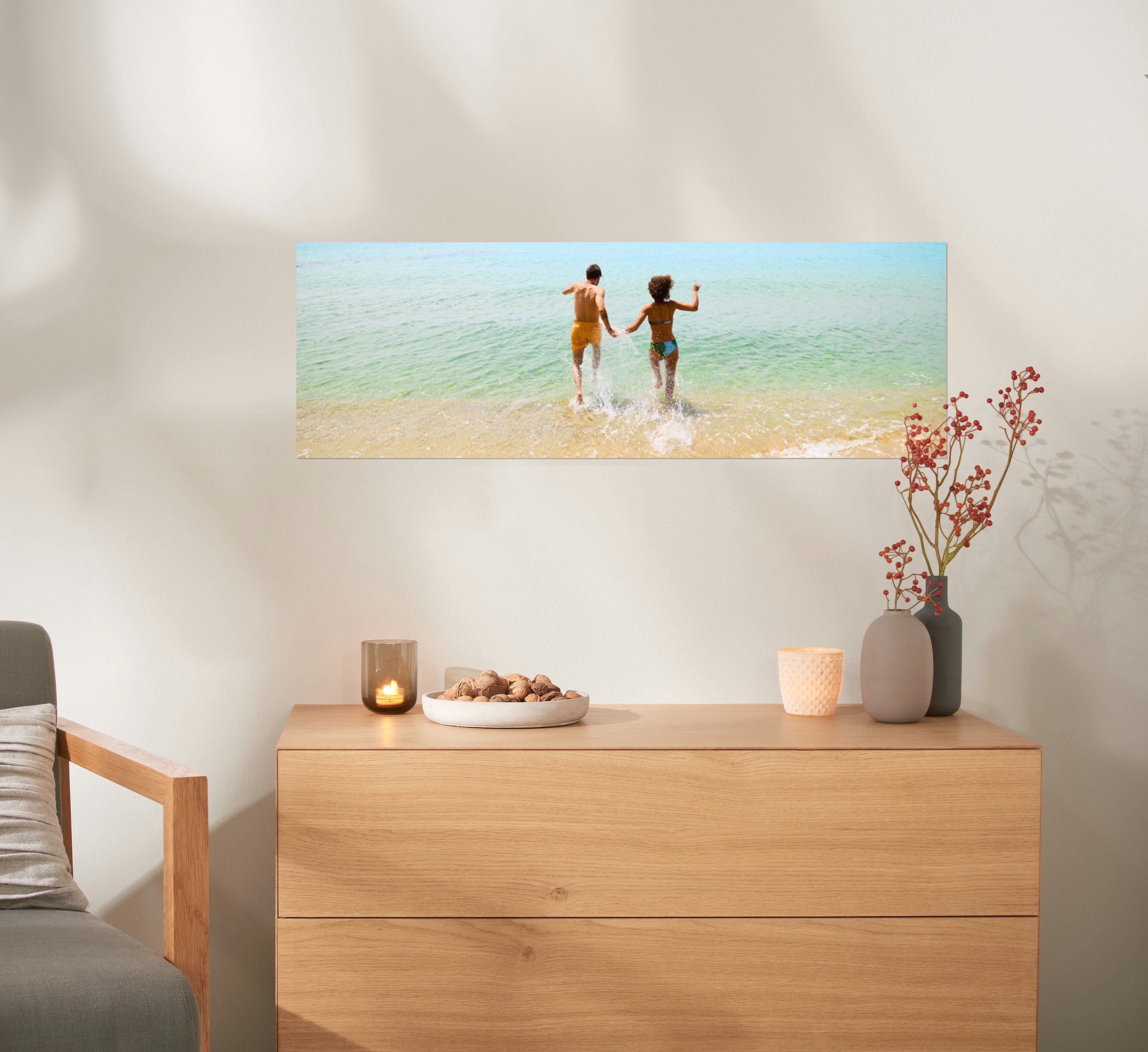 Ein Fotoposter mit einem Panoramafoto hängt an einer Wand