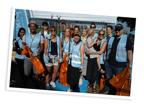 Pixum Mitarbeitende bei der Rhein Cleanup Aktion im Sommer