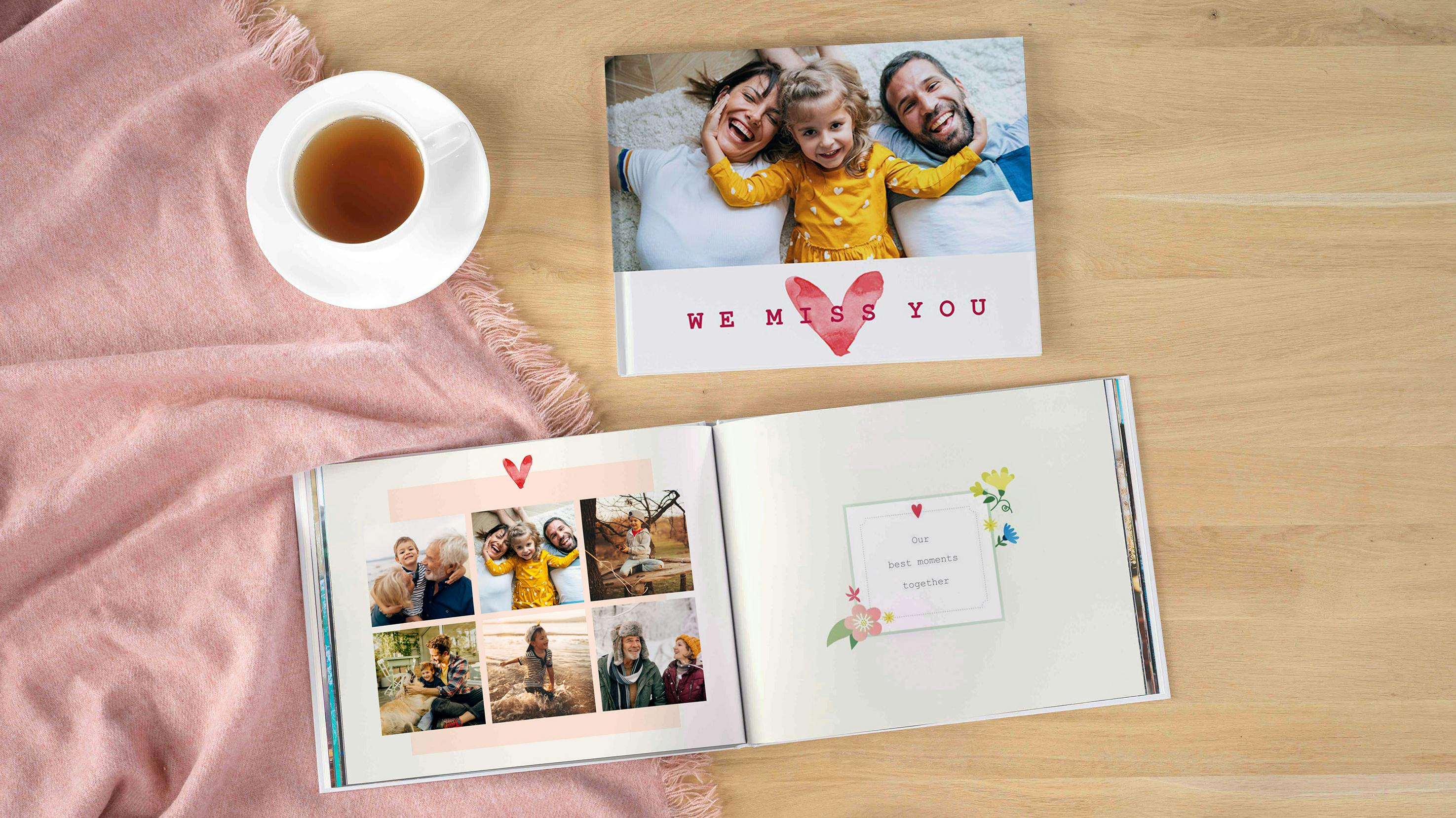 Livre photo avec photos de famille déposé sur une table