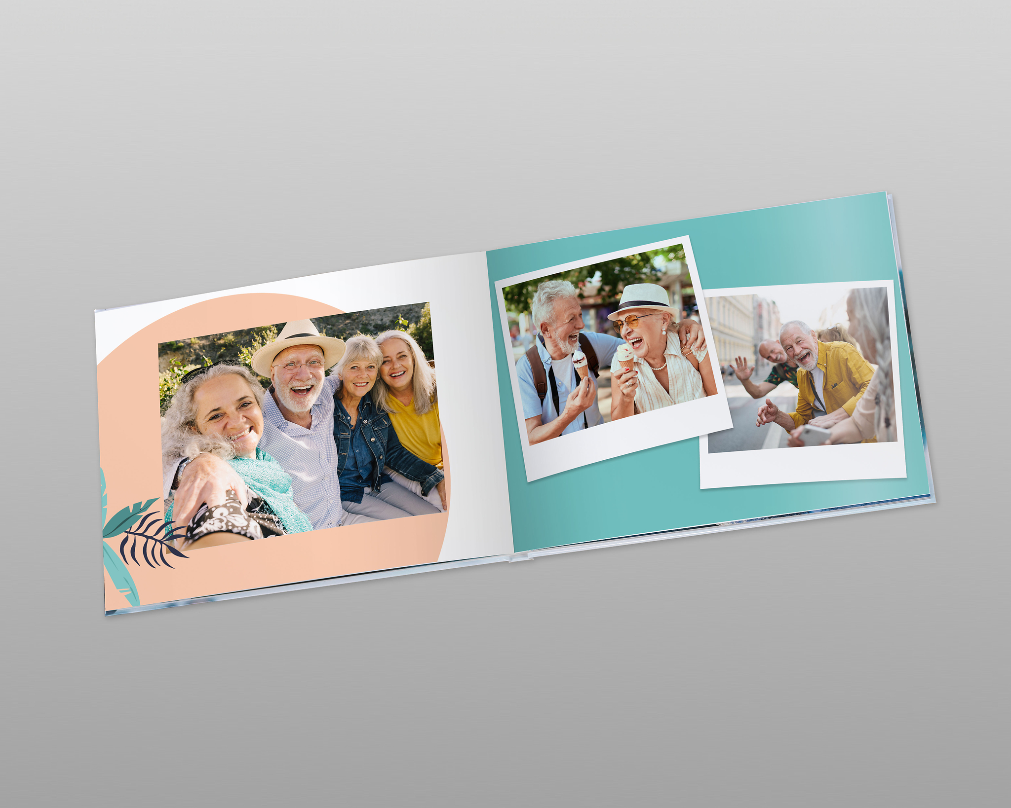 Aufgeschlagenes Reisefotobuch mit bunten Seiten und Bildern von einem Städtetrip.