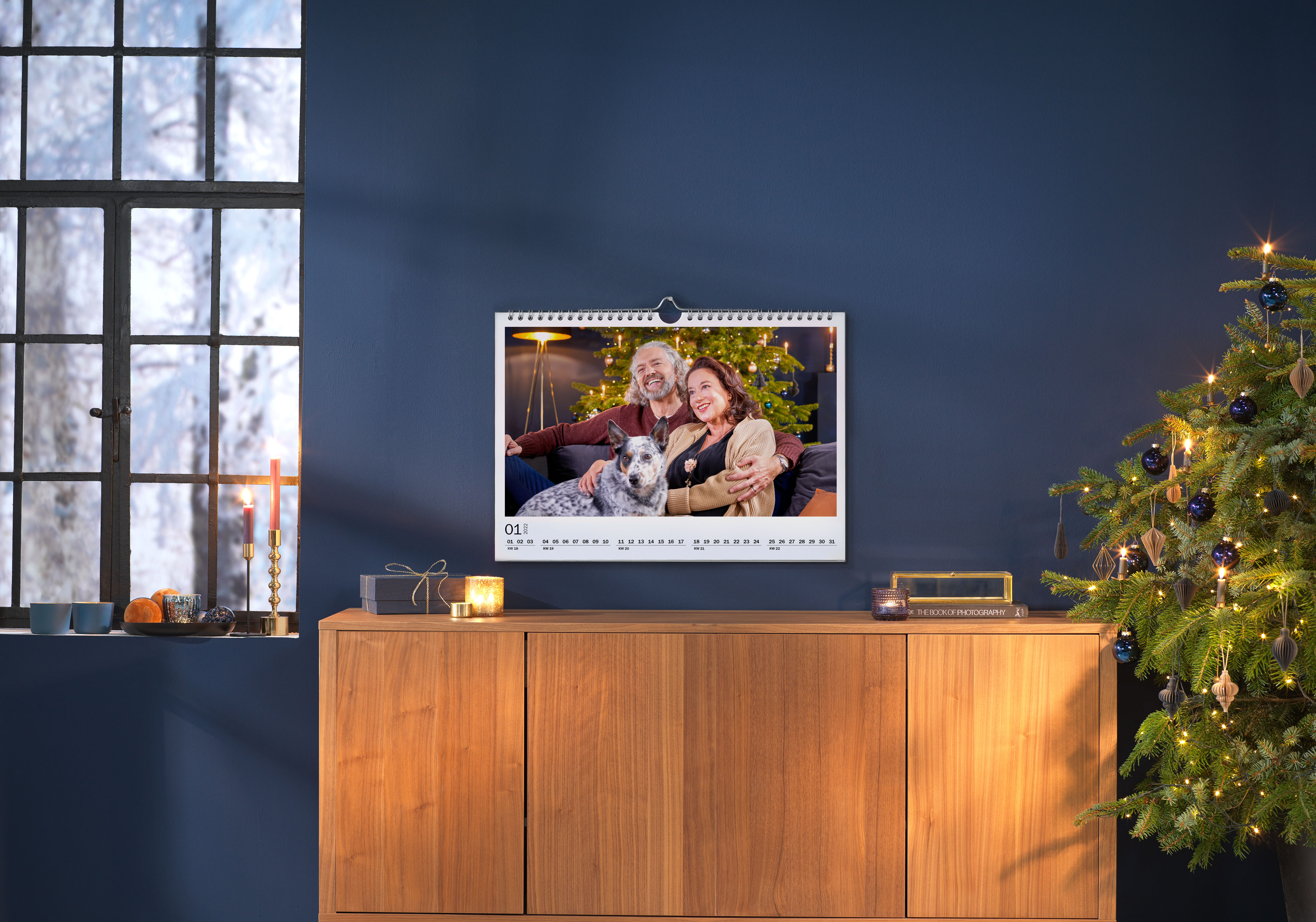 Calendario de pared A2 panorámico con la foto de una pareja y su perro en el sofá