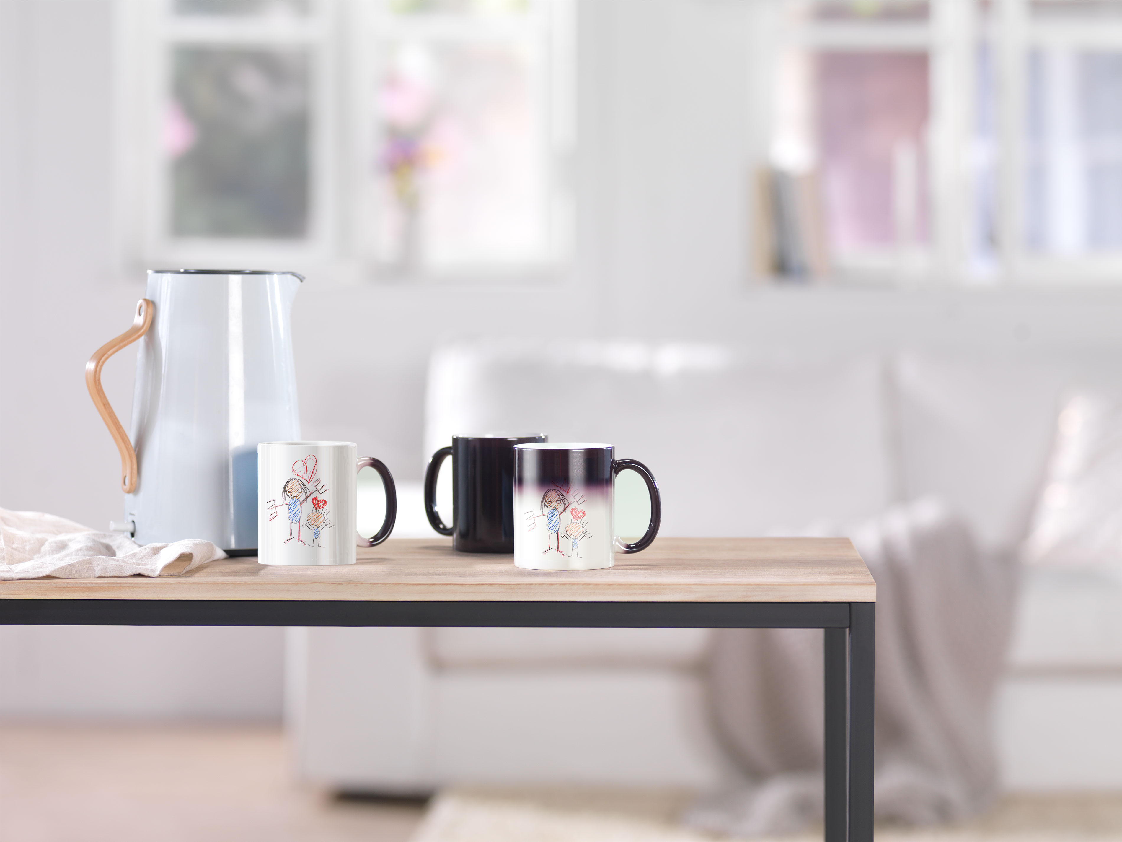 Taza mágica üpersonalizada en ambiente con un dibujo infantil