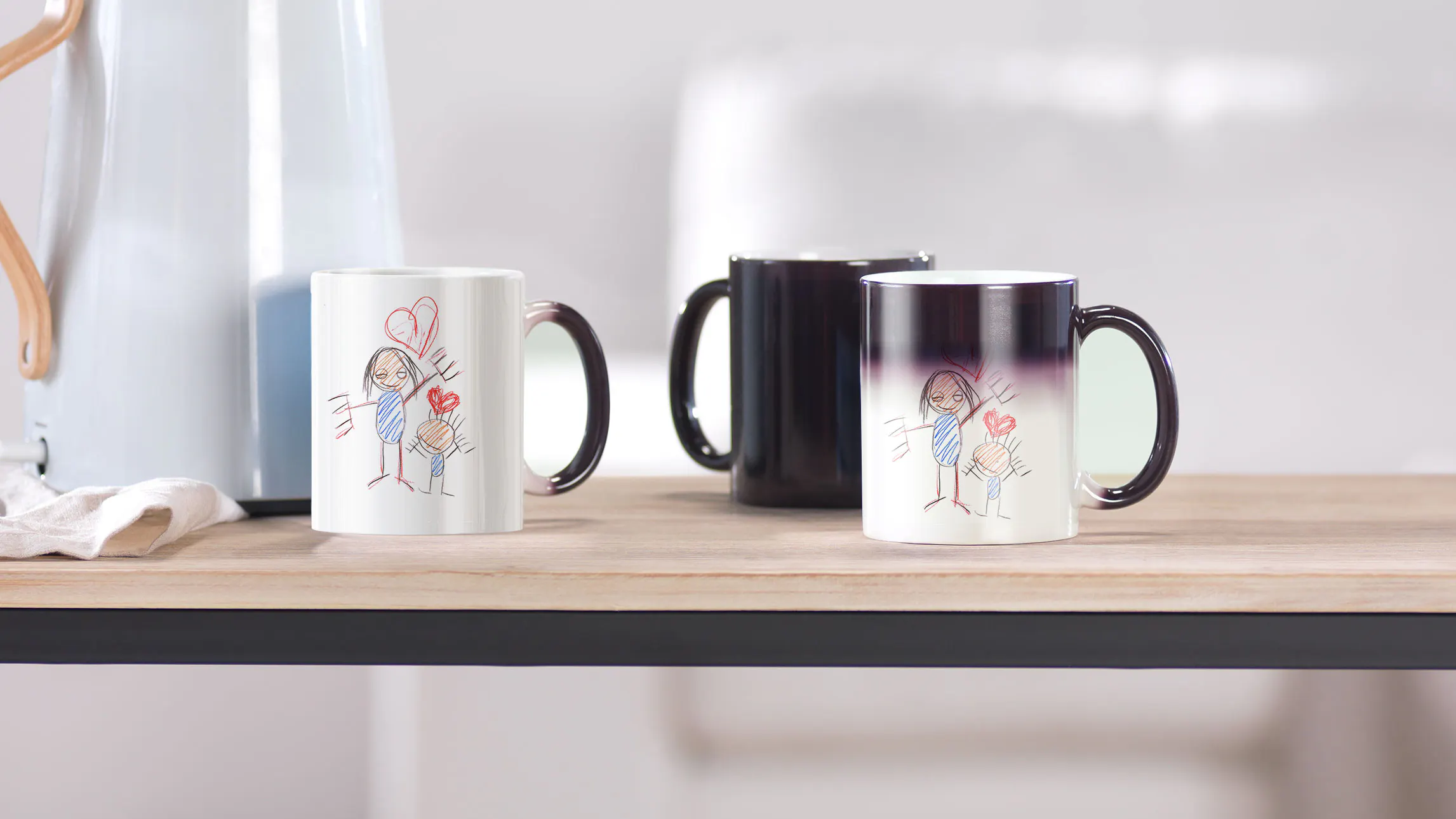 Taza mágica üpersonalizada en ambiente con un dibujo infantil Taza mágica üpersonalizada en ambiente con un dibujo infantil