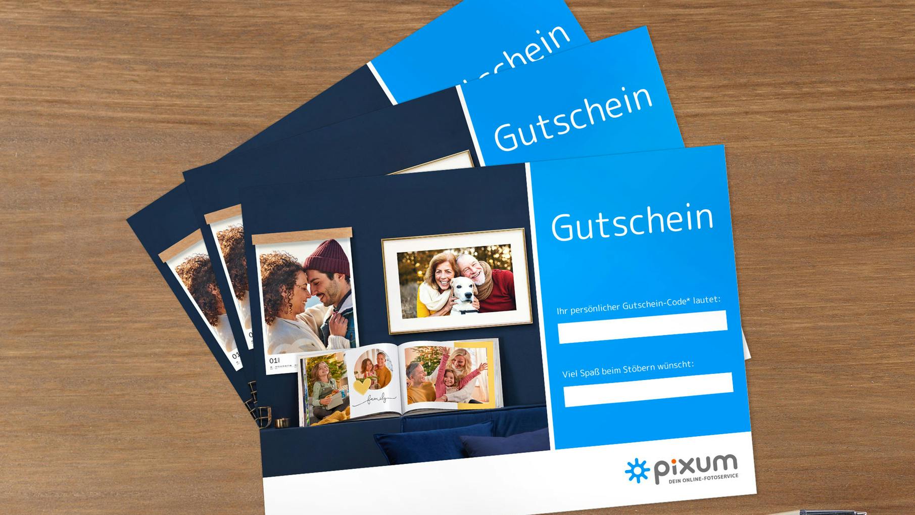 Pixum Geschenkgutschein Drei Pixum Geschenkgutscheine mit weihnachtlichem Motiven von oben fotografiert