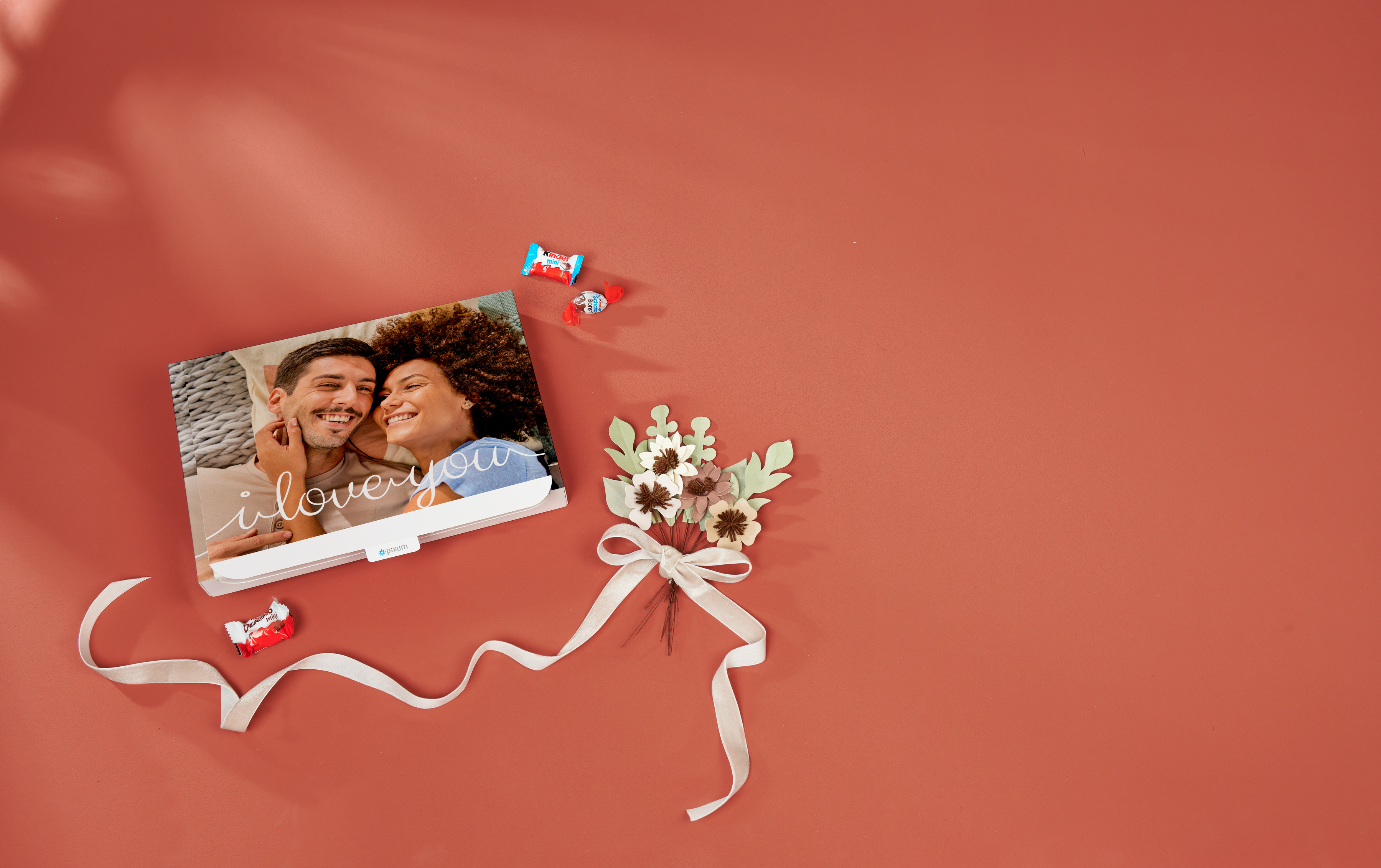 Scatola regalo con immagine di una coppia innamorata e design