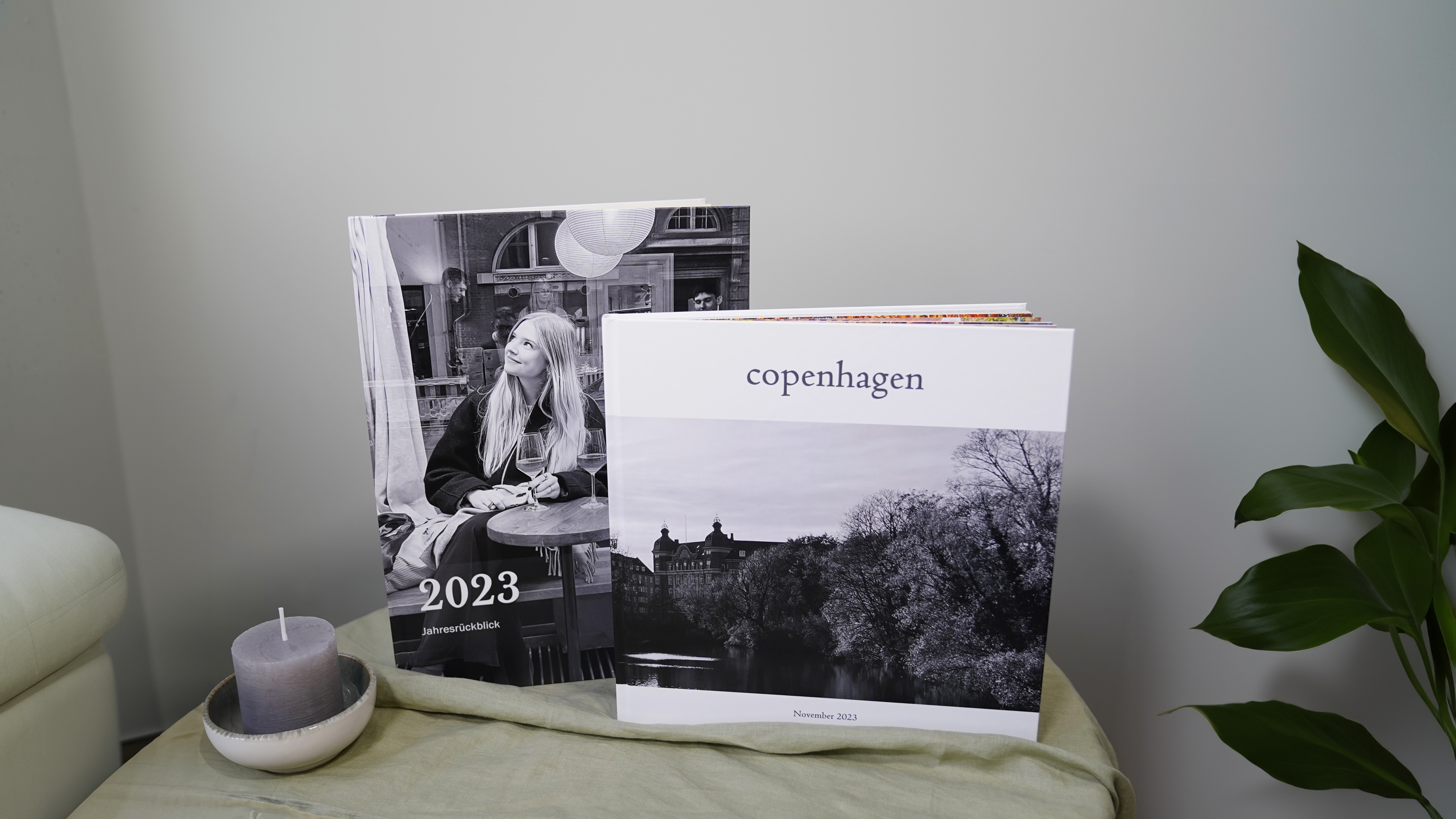 Coffee Table Books in unterschiedlichen Größen auf einem Couchtisch