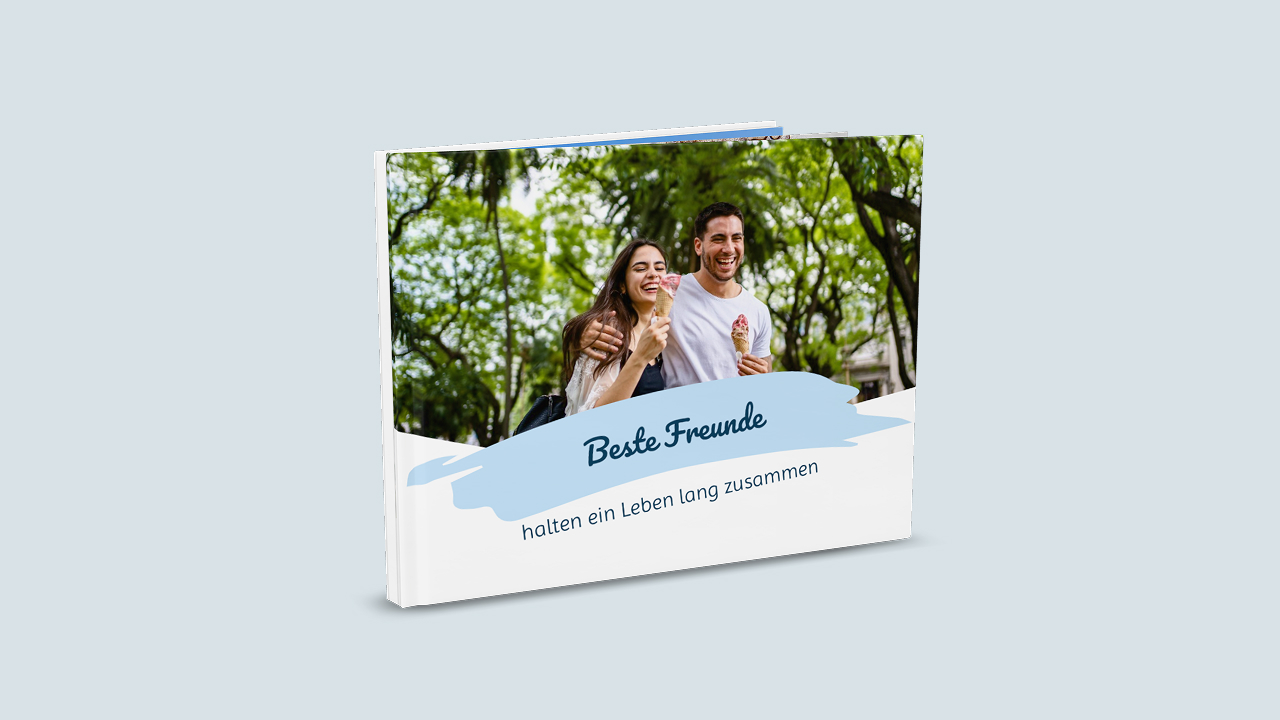 Fotobuch Cover mit dem Bild von einem Freundschaftspaar mit dem Titel "Beste Freunde halten ein Leben lang zusammen".