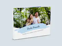Fotobuch für die beste Freundin Fotobuch Cover mit dem Bild von einem Freundschaftspaar mit dem Titel "Beste Freunde halten ein Leben lang zusammen".