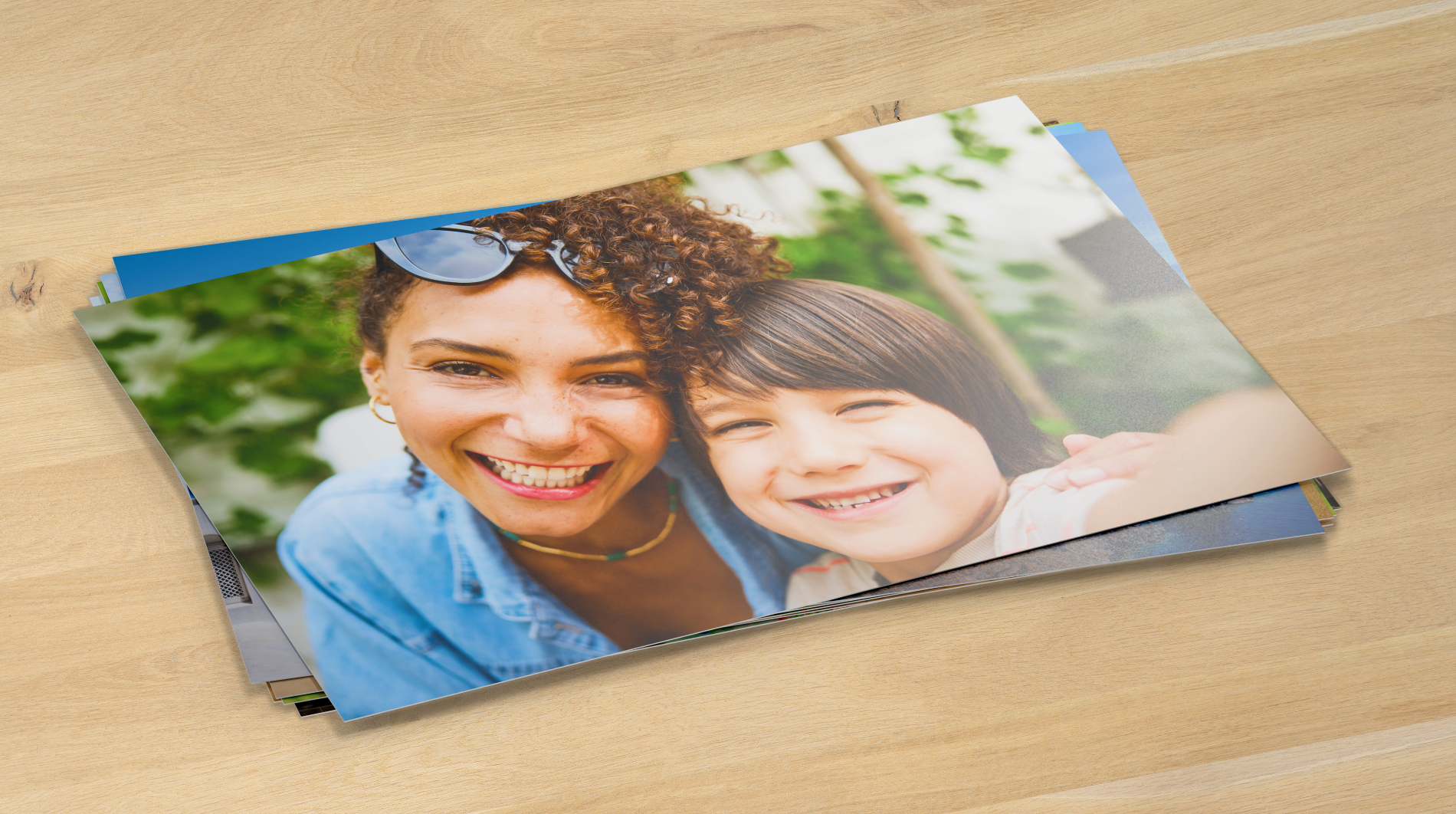 Een stapel fotoafdrukken in zijdeglans