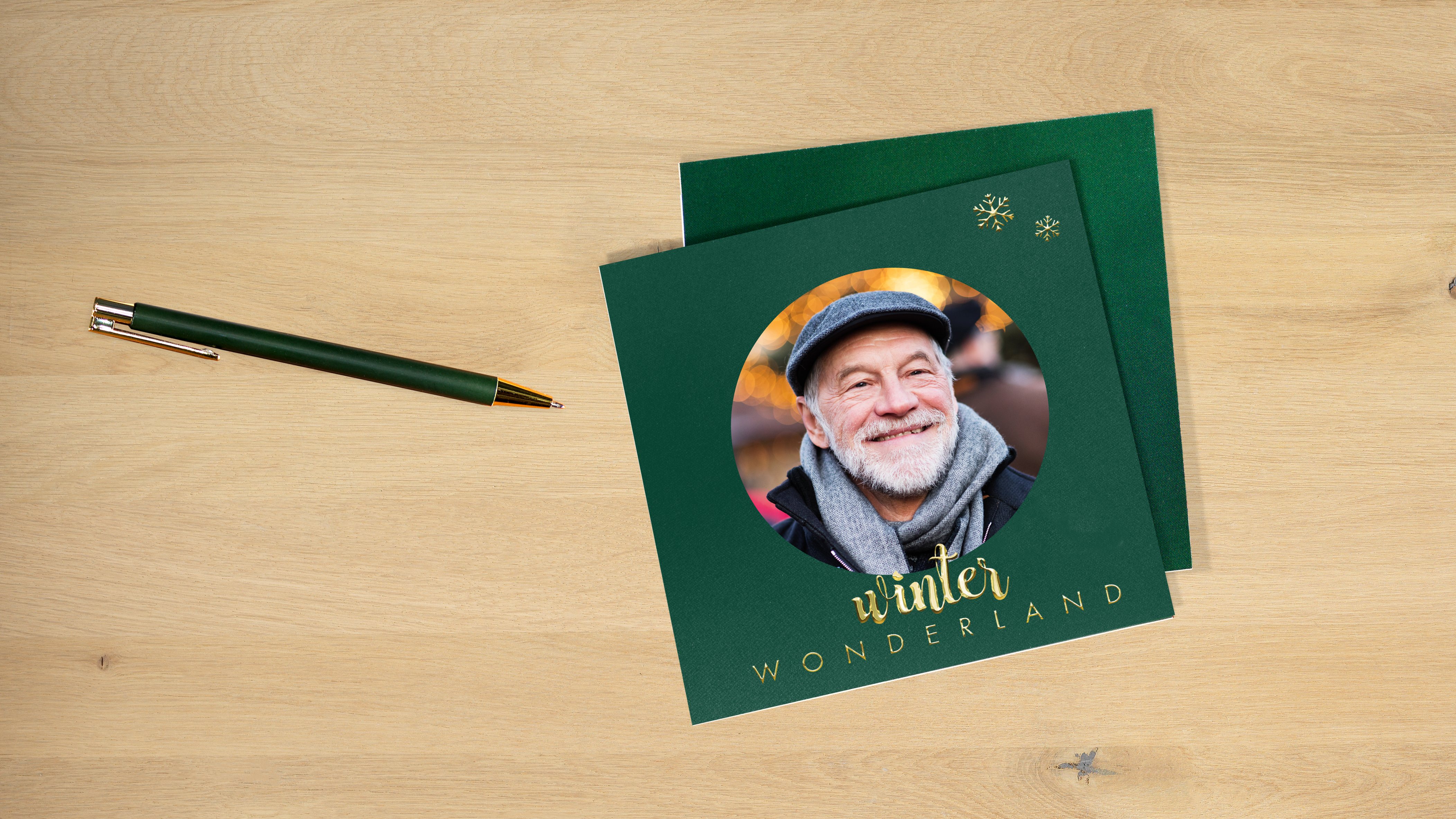 Een kerstkaart met gouden folie voor de tekst en clipart.