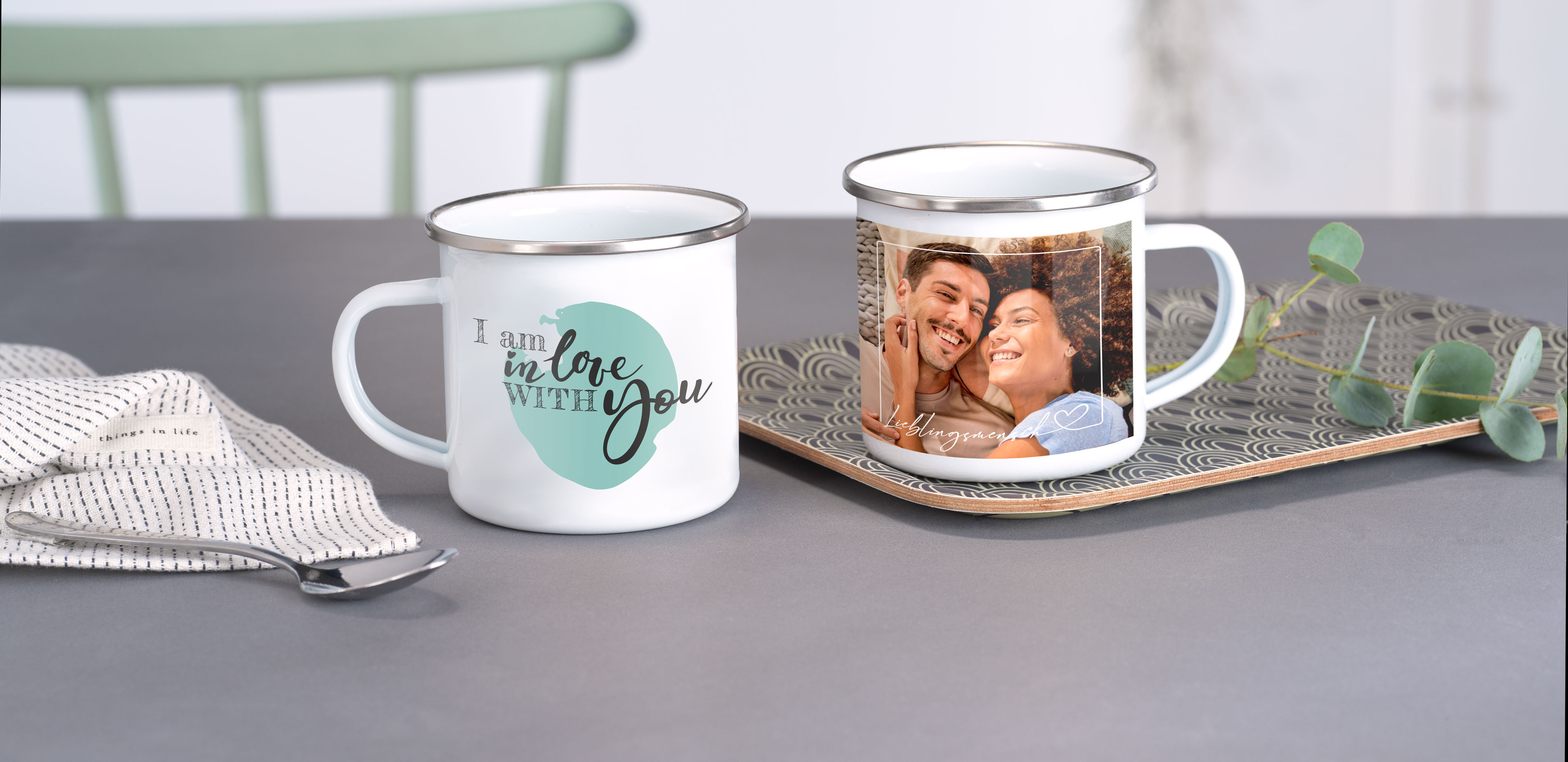 Taza personalizada de metal esmaltado con la foto de una pareja