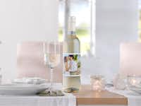 Botella de vino con etiqueta personalizada Botella de vino con etiqueta personalizada con la foto de una pareja en la boda