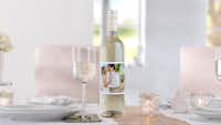 Weinflasche mit personalisiertem Foto-Etikett Weinflasche mit personalisiertem Foto-Etikett mit dem Bild von einem Hochzeitspaar