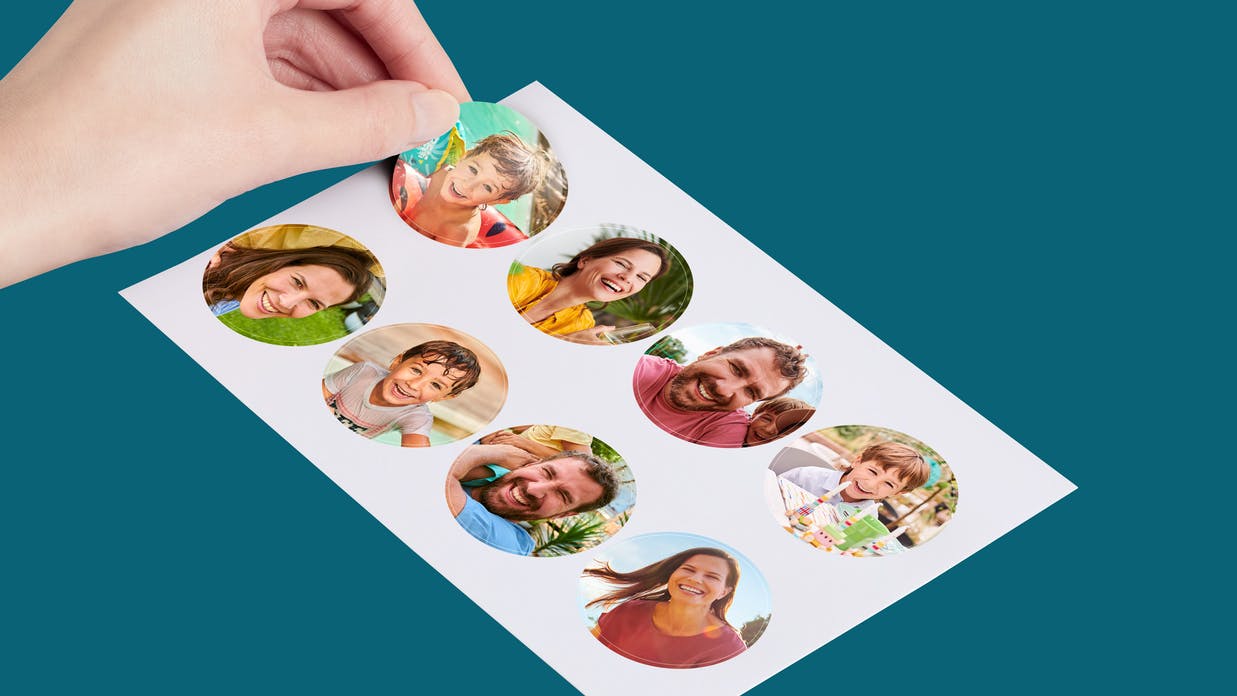 Runde Foto-Sticker auf mattem Fotopapier mit Bildern einer Familie