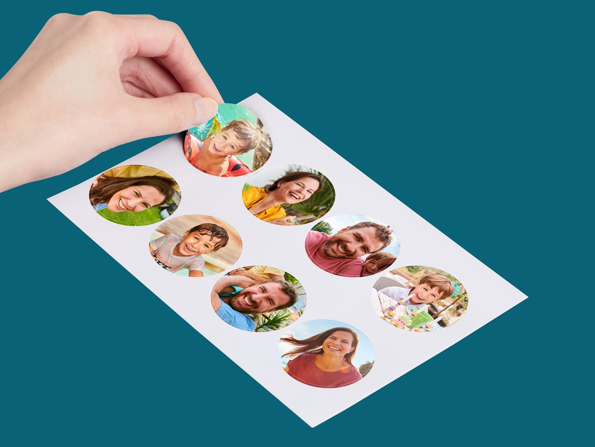 Runde Foto-Sticker auf mattem Fotopapier mit Bildern einer Familie