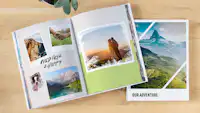 Fotolibro Pixum verticale Fotolibro Pixum verticale con foto estive su tavolo di legno