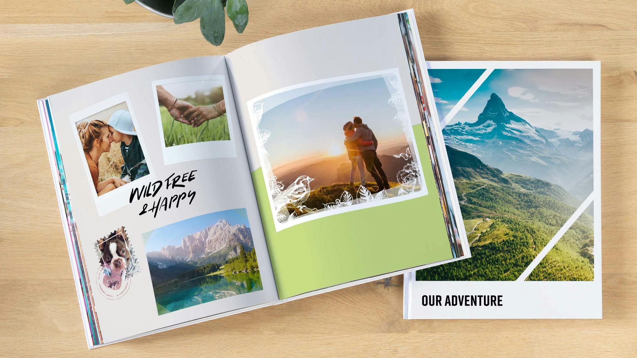Aufgeschlagenes Fotobuch im Hochformat mit Urlaubsbildern auf einem Holztisch