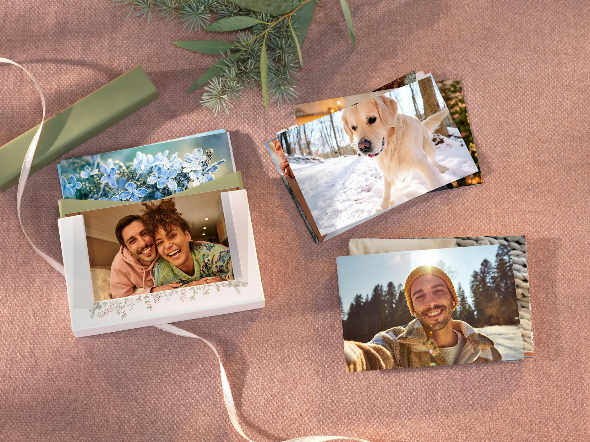 Box avec tirages photo hivernaux avec photos de couple et d'un chien