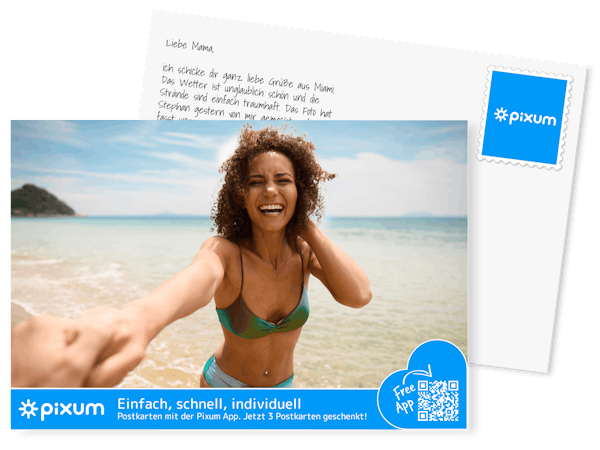 Postkarte mit dem Foto einer lachenden jungen Frau am Strand