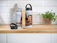 Foto-Trinkflasche mit Bilder von einem Paar im Ambiente Foto-Trinkflasche mit Bilder von einem Paar im Ambiente