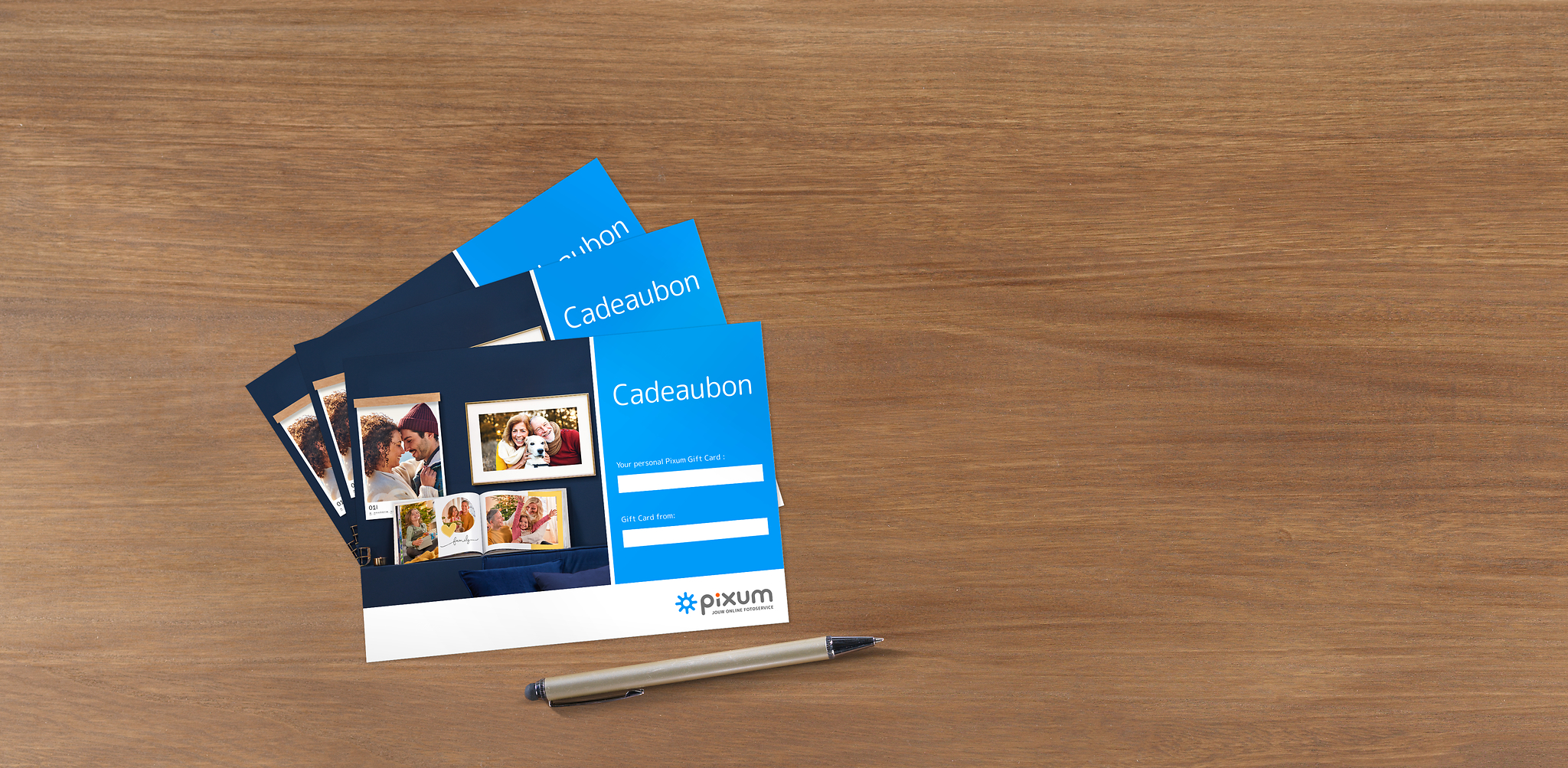 Pixum cadeaubon ligt op een houten tafel.