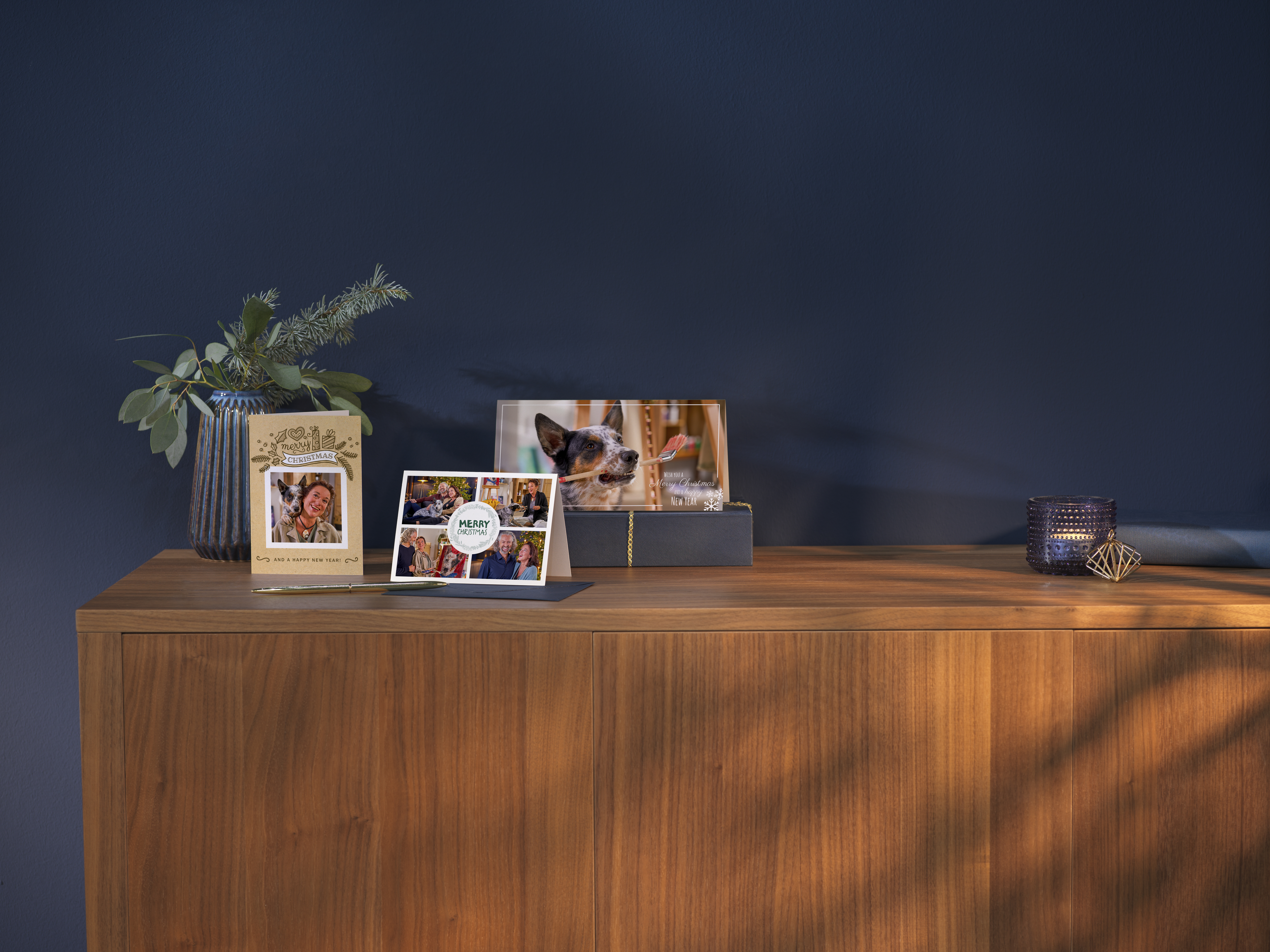 Trois cartes de vœux de Noël sur une étagère