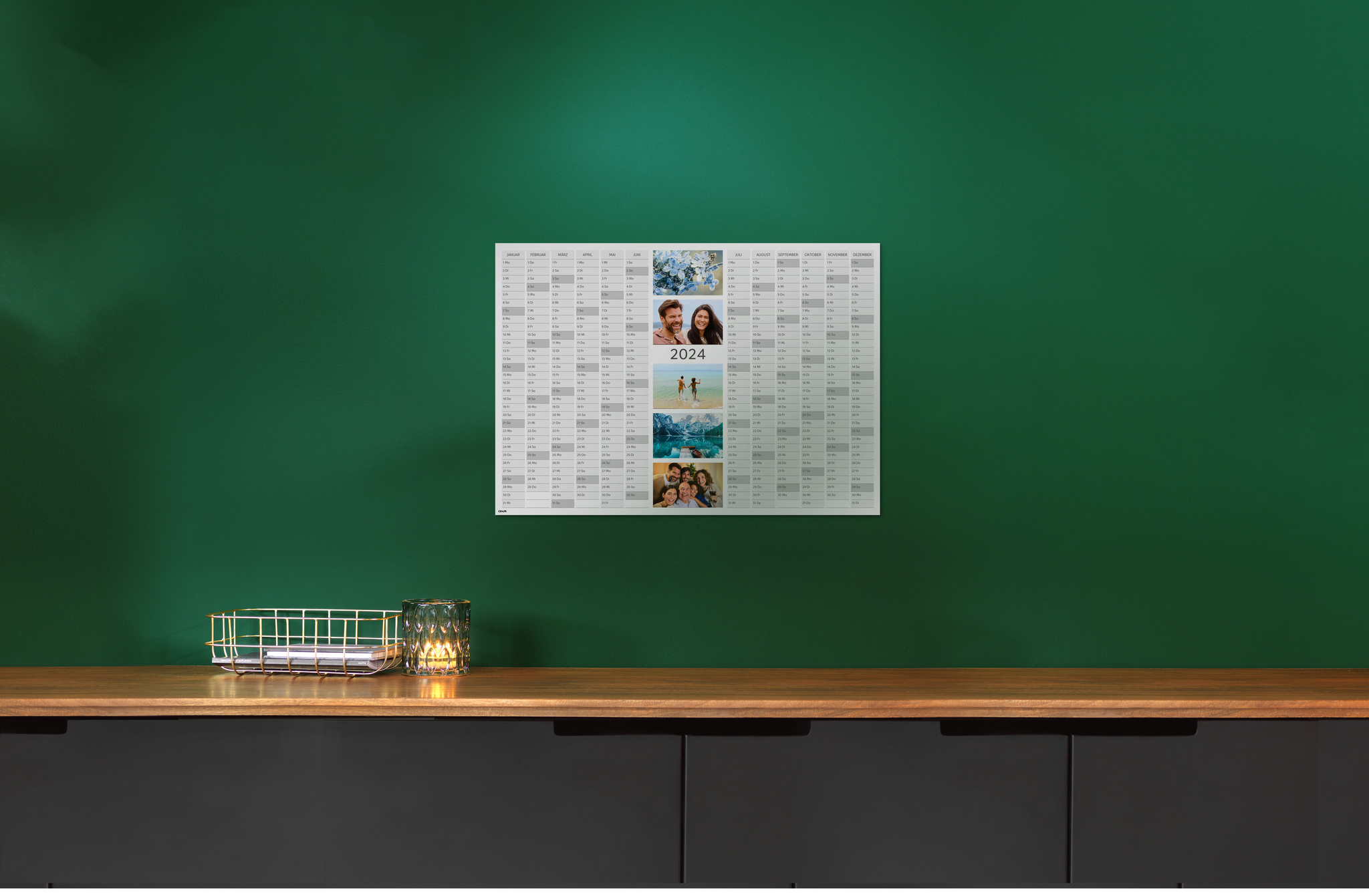 Jaarplanner A3 met verschillende foto's aan een groene muur