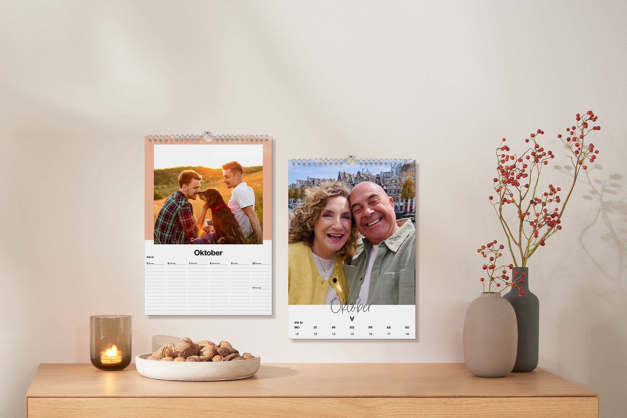 Dos calendarios de pared en formato A4 con calendario semanal cuelgan de una pared. Uno muestra una foto de una pareja de hombres con un perro y el otro, un selfie de una pareja de más mayor.