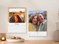 Zwei Wochenkalender hängend an einer Wand Zwei Wandkalender im A4 Format mit Wochenkalendarium hängen an einer Wand. Einer zeigt ein Bild von einem männlichen Paar mit einem Hund und der andere ein Selfie von einem älteren Ehepaar.